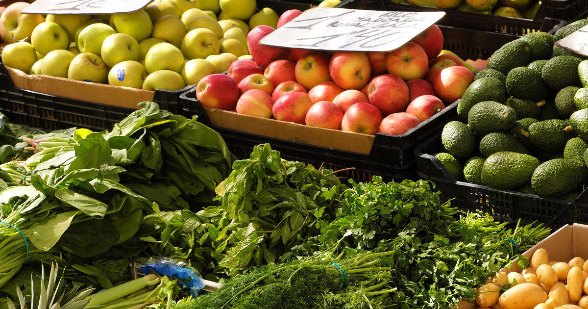 Pourquoi acheter local sur les marchés ? Marché local avec étals de fruits et légumes frais et producteurs locaux