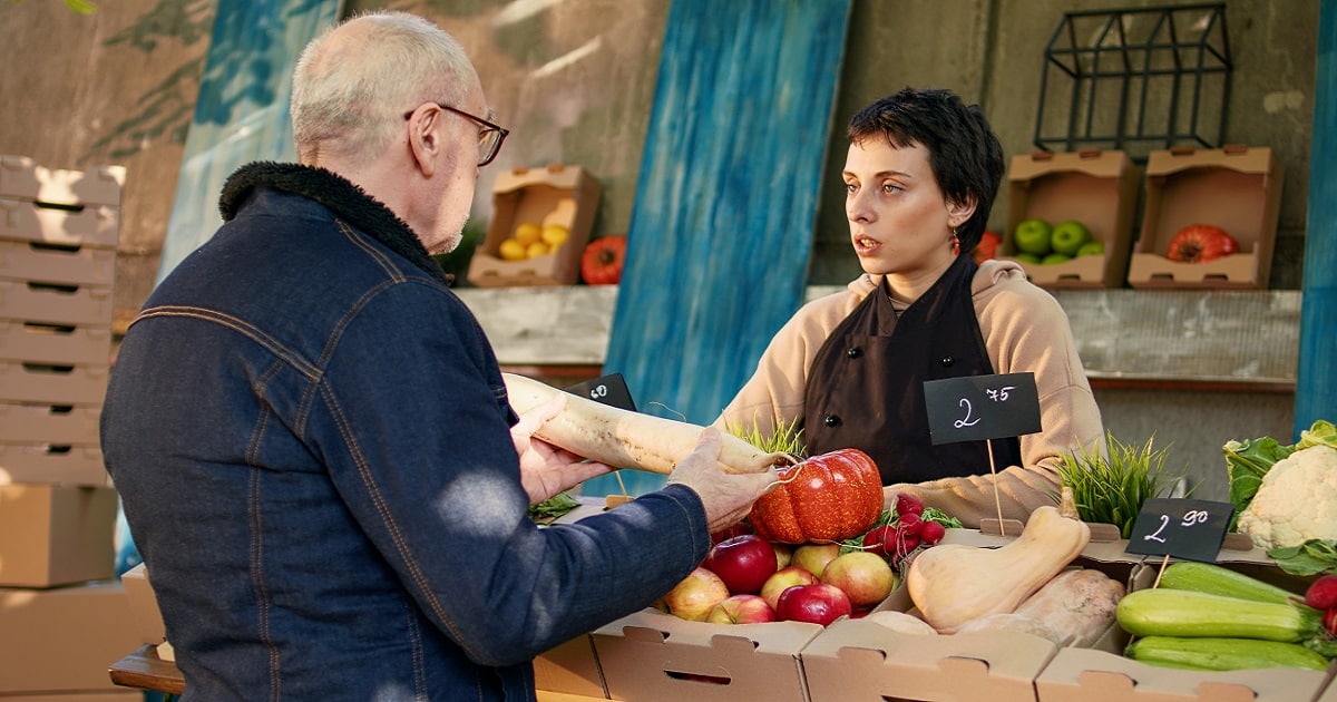 Diverse stand vendors showing colorful fruits and veggies Astuces attirer les clients commerce marché